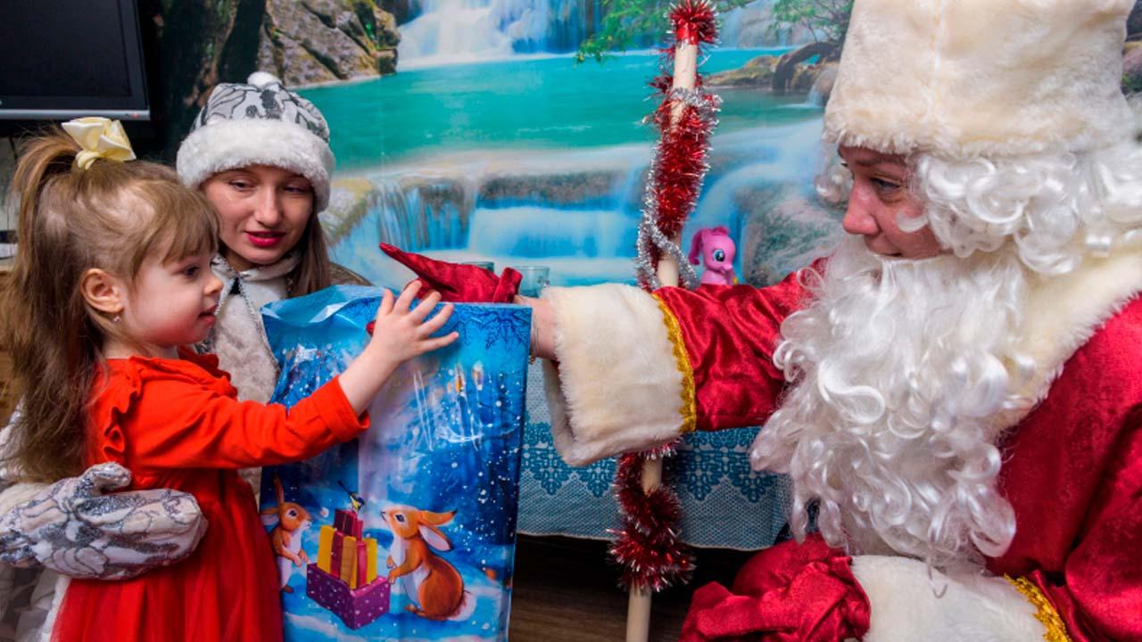 Прибывших из ЛНР и ДНР детей поздравил мурманский &quot;Полицейский Дед Мороз&quot;